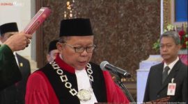 KHIDMAT: Presiden Joko Widodo resmi lantik Asrul Sani menjadi Hakim Mahkmah Konstitusi (MK). Kamis, (18/01). (ist/TELITI.ID) 