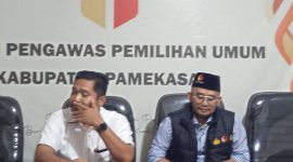 TEGAS: Bawaslu Pamekasan tegaskan adanya dugaan pelanggaran pada video bagi-bagi uang yang dilakukan oleh ulama kondang Gus Miftah di kantor setempat, Rabu (03/01). (ZAINI DAHLAN / TELITI). 