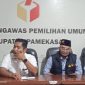 TEGAS: Bawaslu Pamekasan tegaskan adanya dugaan pelanggaran pada video bagi-bagi uang yang dilakukan oleh ulama kondang Gus Miftah di kantor setempat, Rabu (03/01). (ZAINI DAHLAN / TELITI). 