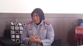 SERIUS: Kepala Bapas Pamekasan, Siti Sunariyah saat menjelaskan dugaan oknum pungli di internal Bapas, (ZAINI DAHLAN/TELITI).