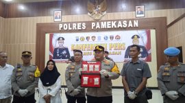 MIRIS: Kapolres Pamekasan AKBP Jazuli Dani Iriawan menunjukkan barang bukti saat konferensi pers. (ZAINI DAHLAN/TELITI.ID) 