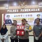 MIRIS: Kapolres Pamekasan AKBP Jazuli Dani Iriawan menunjukkan barang bukti saat konferensi pers. (ZAINI DAHLAN/TELITI.ID) 