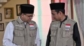 SUMRINGAH: Momen Anies Baswedan saat mendapatkan pernyataan dukungan dari ulama kondang Ustadz Abdul Somad (UAS) saat mengisi ceramah di Riau. (ist/TELITI.ID) 
