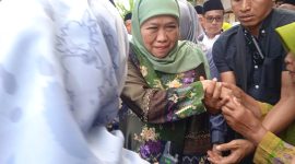 BERDESK-DESAKAN: Gubernur Jatim, Khofifah Indar Parawansa dikerumuni jamaah muslimat NU saat mau naik panggung, di Desa Pangbatok, Kecamatan Proppo, Pamekasan, Senin (05/02). (ZAINI DAHLAN/TELITI)