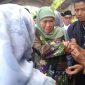 BERDESK-DESAKAN: Gubernur Jatim, Khofifah Indar Parawansa dikerumuni jamaah muslimat NU saat mau naik panggung, di Desa Pangbatok, Kecamatan Proppo, Pamekasan, Senin (05/02). (ZAINI DAHLAN/TELITI)