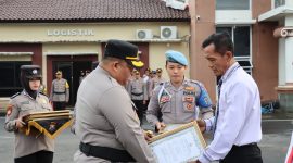 KHIDMAT: Kasat Reskoba Polres Pamekasan, AKP Mokhlis Sukardi saat menerima penghargaan dari Kapolres Pamekasan AKBP Jazuli Dani Iriawan di Mapolres setempat. (ist/TELITI)