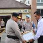 KHIDMAT: Kasat Reskoba Polres Pamekasan, AKP Mokhlis Sukardi saat menerima penghargaan dari Kapolres Pamekasan AKBP Jazuli Dani Iriawan di Mapolres setempat. (ist/TELITI)