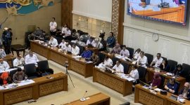 SERIUS: Badan Legislasi (Baleg) DPR saat rapat bersama pemerintah terkait RUU DKJ. Selasa, (19/03). (ZAINI DAHLAN/TELITI) 