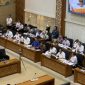 SERIUS: Badan Legislasi (Baleg) DPR saat rapat bersama pemerintah terkait RUU DKJ. Selasa, (19/03). (ZAINI DAHLAN/TELITI) 