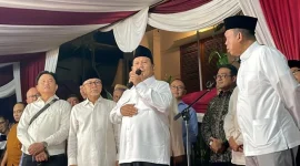 PENUH SEMANGAT: Calon presiden nomor urut 2, Prabowo Subianto memekikkan kalimat takbir bersama elite partai koalisi di kediaman Jalan Kertanegara, Jakarta Selatan, Rabu malam (20/3/2024). (Ist/TELITI) 