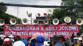 TERIAK: Sejumlah masyarakat yang mengatasnamakan dirinya sebagai Koalisi Nasional Penyelamat Demokrasi saat melakukan aksi demontrasi di depan Kantor KPU RI, Jalan Imam Bonjol, Menteng, Jakarta Pusat, Senin (18/03). (Ist/TELITI) 