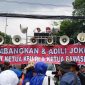 TERIAK: Sejumlah masyarakat yang mengatasnamakan dirinya sebagai Koalisi Nasional Penyelamat Demokrasi saat melakukan aksi demontrasi di depan Kantor KPU RI, Jalan Imam Bonjol, Menteng, Jakarta Pusat, Senin (18/03). (Ist/TELITI) 