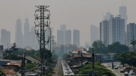 MENCEMASKAN: Kondisi udara di Indonesia semakin berpolusi. Bahkan IQAIR sebut sepanjang tahun 2023, Indonesia paling berpolusi se Asia Tenggara. (MNC FOR TELITI) 
