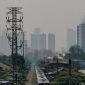 MENCEMASKAN: Kondisi udara di Indonesia semakin berpolusi. Bahkan IQAIR sebut sepanjang tahun 2023, Indonesia paling berpolusi se Asia Tenggara. (MNC FOR TELITI) 