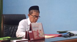 SERIUS: Plt Kepala Dinas Ketahanan Pangan dan Pertanian (DKPP) Pamekasan, Nolo Garjito merespon persoalan penyaluran pupuk subsidi di salah satu kios yang ada di Kecamatan Batu Marmar. Kemarin, Rabu (20/03). (ZAINI DAHLAN/TELITI). 