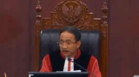 TANGKAPAN LAYAR: Ketua Mahkamah Konstitusi (MK) Suhartoyo saat menjalankan persidangan Hasil Pemilihan Umum (PHPU). (ist/TELITI) 