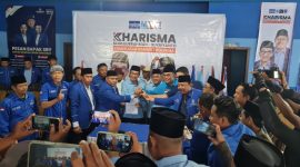 PENUH SEMANGAT: Pasangan Calon Bupati dan Wakil Bupati Pamekasan, KH. Kholilurrahman dan Sukriyanto berjabat tangan bersama para pimpinan partai pengusungnya saat laksanakan Deklarasi bersama relawan di Kantor DPC Partai Demokrat, Rabu (28/8).