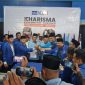 PENUH SEMANGAT: Pasangan Calon Bupati dan Wakil Bupati Pamekasan, KH. Kholilurrahman dan Sukriyanto berjabat tangan bersama para pimpinan partai pengusungnya saat laksanakan Deklarasi bersama relawan di Kantor DPC Partai Demokrat, Rabu (28/8).