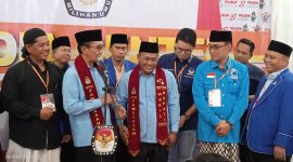 SUMRINGAH: Pasangan Kharisma usai mendaftar ke Kantor Komisi Pemilihan Umum (KPU) ditemani sejumlah partai pengusungnya, Rabu (28/08). (Ist/TELITI) 