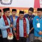 SUMRINGAH: Pasangan Kharisma usai mendaftar ke Kantor Komisi Pemilihan Umum (KPU) ditemani sejumlah partai pengusungnya, Rabu (28/08). (Ist/TELITI) 