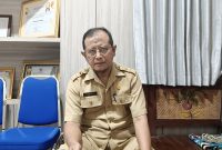 MENGURAI: Kepala Dinas Pemberdayaan Perempuan, Perlindungan Anak, Pengendalian Penduduk dan Keluarga Berencana (DP3AP2KB) Pamekasan, Munafik saat menjelaskan anggaran pulsa senilai 1,9 miliar di kantor kerjanya. Jumat (30/09) (DOKUMEN TELITI) 