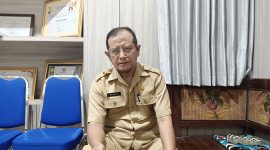 MENGURAI: Kepala Dinas Pemberdayaan Perempuan, Perlindungan Anak, Pengendalian Penduduk dan Keluarga Berencana (DP3AP2KB) Pamekasan, Munafik saat menjelaskan anggaran pulsa senilai 1,9 miliar di kantor kerjanya. Jumat (30/09) (DOKUMEN TELITI) 