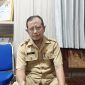 MENGURAI: Kepala Dinas Pemberdayaan Perempuan, Perlindungan Anak, Pengendalian Penduduk dan Keluarga Berencana (DP3AP2KB) Pamekasan, Munafik saat menjelaskan anggaran pulsa senilai 1,9 miliar di kantor kerjanya. Jumat (30/09) (DOKUMEN TELITI) 