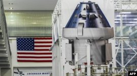 Poster yang memperlihatkan kapsul Orion untuk misi Artemis II dipajang di dalam Gedung Operasi dan Pemeriksaan (O&C) di Kennedy Space Center, Cape Canaveral, Florida, 28 Agustus 2022. (CHANDAN KHANNA / AFP / TELITI)