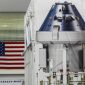 Poster yang memperlihatkan kapsul Orion untuk misi Artemis II dipajang di dalam Gedung Operasi dan Pemeriksaan (O&C) di Kennedy Space Center, Cape Canaveral, Florida, 28 Agustus 2022. (CHANDAN KHANNA / AFP / TELITI)