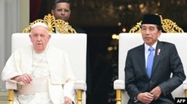 Presiden Indonesia Joko Widodo menyambut kedatangan Paus Fransiskus di Istana Kepresidenan Jakarta, Rabu (04/09). (Tiziana / AFP / TELITI) 