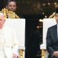 Presiden Indonesia Joko Widodo menyambut kedatangan Paus Fransiskus di Istana Kepresidenan Jakarta, Rabu (04/09). (Tiziana / AFP / TELITI) 