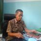 DISPLIN: Plt Kepala Dinas Ketahanan Pangan dan Pertanian (DKPP) Pamekasan, Nolo Garjito saat merapikan berkas di kantor kerjanya. Jum'at (13/09). (ROZIEN ABQORY/TELITI) 