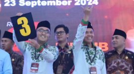 SJMRINGAH: Pasangan Cabup-Cawabup nomor urut tiga, RKH Muhammad Baqir Aminatullah - Tahfadi (BERBAKTI) junjung angka tiga saat pleno terbuka KPU Pamekasan. (IST/TELITI) 