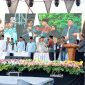 MERIAH: Tiga pasangan calon bupati dan wakil bupati Pamekasan saat menghadiri acara deklarasi pilkada damai di eks PJKA, Selasa (24/09). (Istimewa/TELITI) 