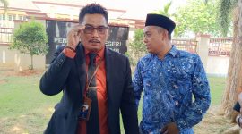 TEGAS: Kuasa Hukum Terdakwa Sini, Ach. Suhairi saat jumpa pers usai mengikuti sidang putusan kliennya di Pengadilan Negeri (PN) Pamekasan, Kamis (26/09). (ZAINI DAHLAN/TELITI) 