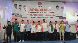 PENUH SEMANGAT: Pasangan Calon Bupati-Wakil Bupati Pamekasan RB Fattah Jasin - Ahmad Mujahid Ansori bersama Ketua DPD Partai PKS Abdullah dan Ketua DPW PKS Irwan Setiawan saat acara Apel Siaga Kader PKS di Aula Hotel Cahaya Berlian Pamekasan, Jum'at (13/09/2024) (DAHLAN/TELITI) 