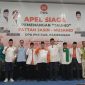 PENUH SEMANGAT: Pasangan Calon Bupati-Wakil Bupati Pamekasan RB Fattah Jasin - Ahmad Mujahid Ansori bersama Ketua DPD Partai PKS Abdullah dan Ketua DPW PKS Irwan Setiawan saat acara Apel Siaga Kader PKS di Aula Hotel Cahaya Berlian Pamekasan, Jum'at (13/09/2024) (DAHLAN/TELITI) 