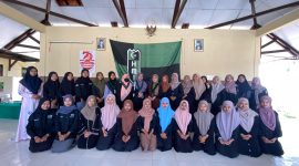 FOTO BERSAMA: Kader Himpunan Mahasiswa Islam (HMI) Komisariat Lancaran abadikan momen usai acara bedah buku tentang perempuan. (Istimewa/TELITI) 