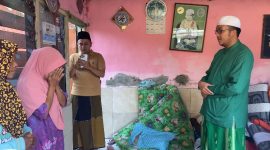 HARI: Korban tertimpa kebakaran di Kelurahan Bugis, Pamekasan saat kehadiran Calon Bupati Pamekasan Muhammad Baqir Aminatullah, Selasa (01/10). (Istimewa/TELITI) 