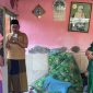 HARI: Korban tertimpa kebakaran di Kelurahan Bugis, Pamekasan saat kehadiran Calon Bupati Pamekasan Muhammad Baqir Aminatullah, Selasa (01/10). (Istimewa/TELITI) 