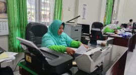 NGANTOR: Panitera Hukum Muda Pengadilan Agama (PA) Fitrotin Nuzuliyah saat memeriksa angka perceraian di meja kerjanya, Jumat (11/10/2024) (M Rozien Abqoriy/TELITI) 