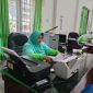 NGANTOR: Panitera Hukum Muda Pengadilan Agama (PA) Fitrotin Nuzuliyah saat memeriksa angka perceraian di meja kerjanya, Jumat (11/10/2024) (M Rozien Abqoriy/TELITI) 