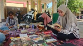 FOKUS: Mahasiswa Prodi Komunikasi dan Penyiaran Islam Rofiah Dewi, saat membaca buku di Lapak Baca Buku Gratis oleh Komunitas Gubuk Literasi di Kampus Institut Agama Islam Negeri (IAIN) Madura, Kamis (10/10/2024).