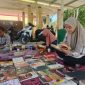 FOKUS: Mahasiswa Prodi Komunikasi dan Penyiaran Islam Rofiah Dewi, saat membaca buku di Lapak Baca Buku Gratis oleh Komunitas Gubuk Literasi di Kampus Institut Agama Islam Negeri (IAIN) Madura, Kamis (10/10/2024).