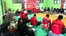 PENUH SEMANGAT: Partai Demokrasi Indonesia Perjuangan (PDIP) lebarkan sayap pemenangan di berbagai kecamatan. Kali ini konsolidasi pemenangan menyasar Kecamatan Pamekasan dan Galis, Senin (21/10). (Istimewa/TELITI) 