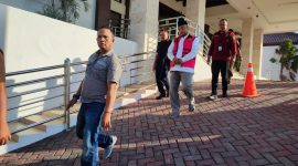 Oknum mantan anggota DPRD Pamekasan inisial ZS saat dikawal ketat masuk Lapas Pamekasan, Selasa (29/10/2024).  (Istimewa/Teliti) 