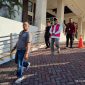 Oknum mantan anggota DPRD Pamekasan inisial ZS saat dikawal ketat masuk Lapas Pamekasan, Selasa (29/10/2024).  (Istimewa/Teliti) 