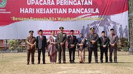 FOTO BERSAMA: Forum Komunikasi Pimpinan Daerah (Forkopimda) Pamekasan abadikan foto usai pergelaran peringatan hari kesaktian Pancasila di Pendapa Ronggosukowati Pamekasan, Selasa (01/10) (ZAINI DAHLAN/TELITI) 