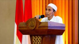 DAKWAH: Kyai Zuhri sedang menyampaikan bahaya perundungan dan perlunya menerapkan nilai-nilai kemanusiaan di Pondok Pesantren Nurul Jadid (PP NJ), Paiton Probolinggo, Senin (14/10). (PONIRIN MIKA/TELITI)