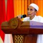 DAKWAH: Kyai Zuhri sedang menyampaikan bahaya perundungan dan perlunya menerapkan nilai-nilai kemanusiaan di Pondok Pesantren Nurul Jadid (PP NJ), Paiton Probolinggo, Senin (14/10). (PONIRIN MIKA/TELITI)
